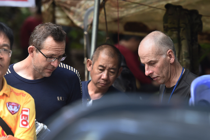 John Volanthen (balra) és Richard William Stanton (jobbra) egy thai barlangi mentő a Tham Luang barlangnál, július 3-án