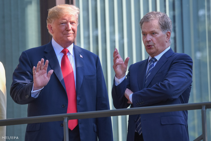 Sauli Niinistö finn államfő (j) fogadja Donald Trump amerikai elnököt hivatalában, Helsinkiben 2018. július 16-án.