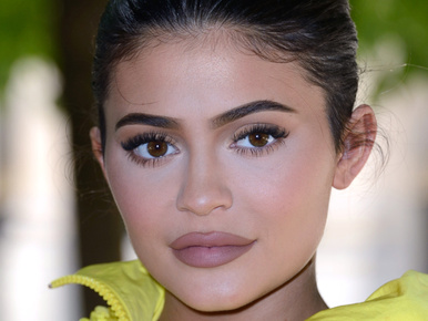 Pénzt adományoznak Kylie Jennernek, hogy ő lehessen a világ legfiatalabb milliárdosa