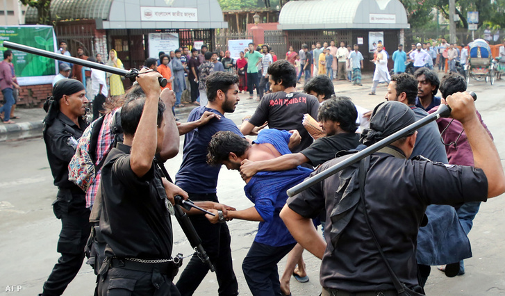 Rendőrök és a drogellenes hadjárat áldozatai miatt tiltakozók csapnak össze Dakkában, 2018. június 6-án