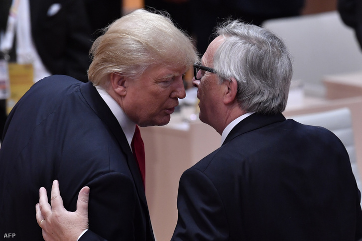 Donald Trump amerikai elnök (b) és Jean-Claude Juncker, az Európai Bizottság elnöke a világ 19 legfejlettebb gazdaságú és vezető feltörekvő országát, valamint az Európai Uniót tömörítő húszas csoport, a G20 hamburgi csúcstalálkozójának második napján, 2017. július 8-án.