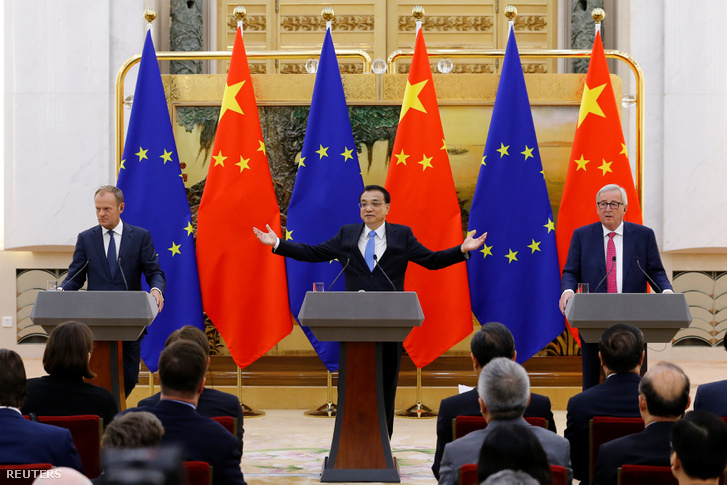 Donald Tusk, Li Ko-csiang és Jean-Claude Juncker Pekingben, 2018. július 16-án