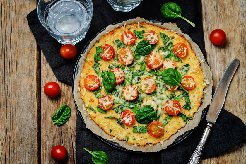 A pizza legegészségtelenebb és legkalóriagazdagabb része a tészta. Az alapot lecserélheted egészséges zöldségekre. A karfiolos pizzához szükséged lesz egy fej puhára főzött karfiolra, tojásra és 3/4 csésze reszelt parmezánra. A sajt zsírosságára érdemes odafigyelni, és, ha szigorú a diétád, próbáld csökkenteni az adagot. A kész tésztát fűszerezd ízlés szerint oregánóval, fokhagymával.