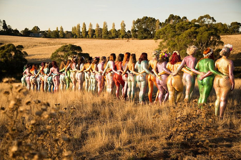 Világszerte nők csapatai állnak össze, hogy csillámos testtel pózoljanak a „Positively Glittered” mozgalom keretein belül.
