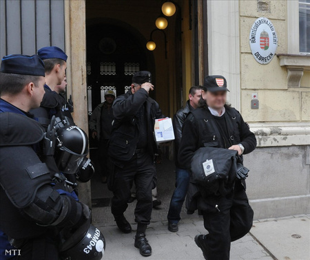 A Szebb Jövőért Polgárőr Egyesület tagjai távoznak a Debreceni Városi Bíróságról, ahol megszüntették a garázdaság miatt ellenük indított eljárást. (Fotó: Oláh Tibor)