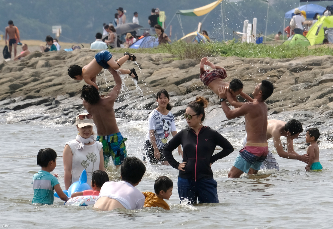 Családok fürdenek Tokió tengerpartján, 2018. július 22-én