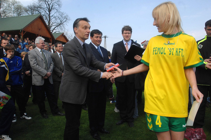 2007. április 1. Orbán Viktor egy fiatal játékosnak gratulál, amikor Puskás Ferenc, az Aranycsapat legendás játékosa születésének 80. évfordulóján, ünnepélyes keretek között felveszi nevét a felcsúti Labdarúgó Akadémia. A kormányfő mellett jobbra Mészáros Lőrinc, a Puskás Ferenc Labdarúgó Akadémiát működtető kuratórium elnöke.