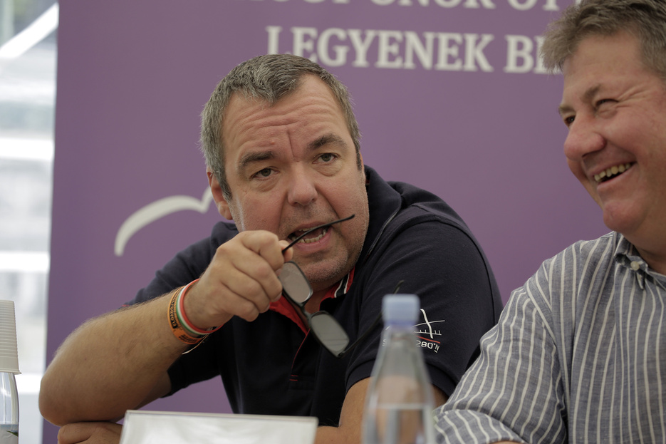L. Simon: A választók bennünket választottak meg, nem az írókat