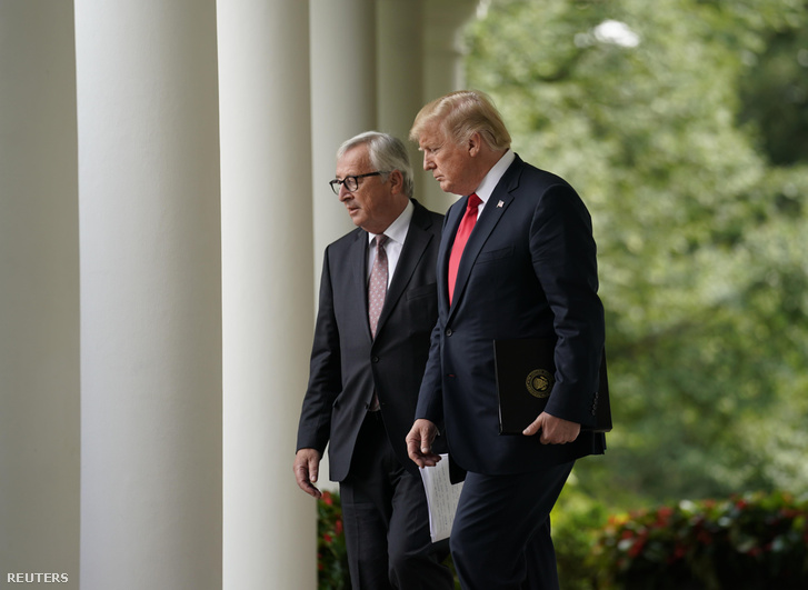 Donald Trump amerikai elnök (j) és Jean-Claude Juncker, az Európai Bizottság elnöke a tárgyalásait követő sajtóértekezlet helyszínére, a washingtoni Fehér Ház rózsakertjébe megy 2018. július 25-én. (MTI/EPA/Jim Lo Scalzo)