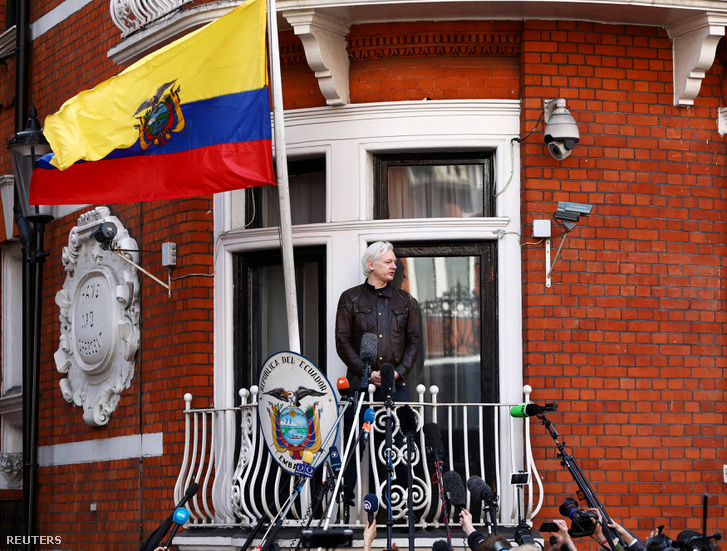 Julian Assange Ecuador londoni nagykövetségének erkélyén