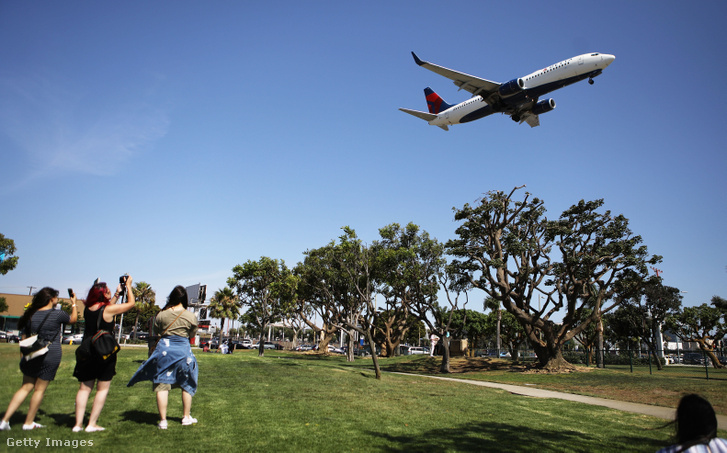 A Delta Airlines egyik gépe Los Angeles fölött 2018 júliusában