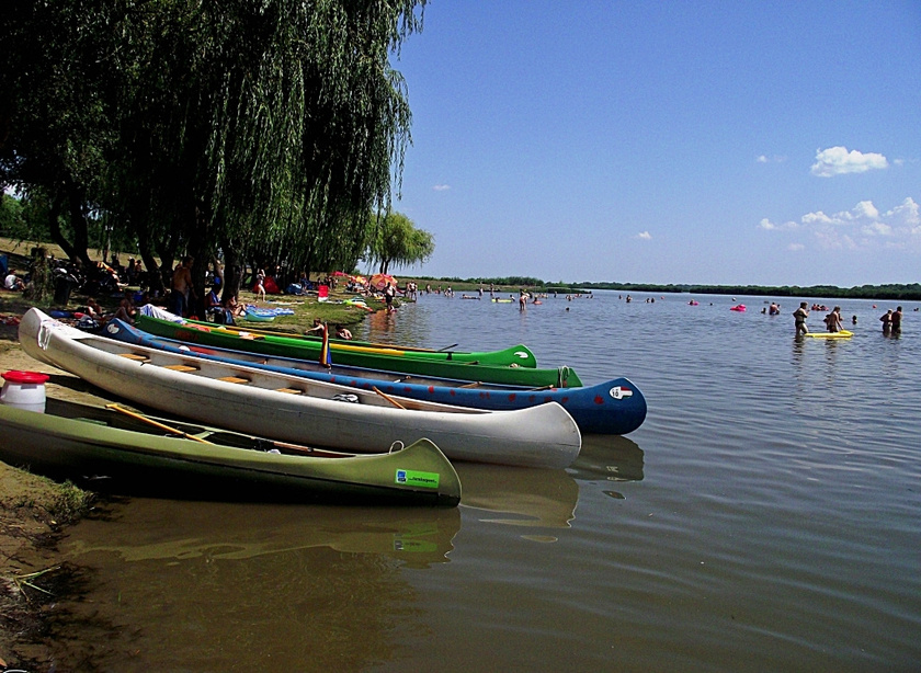 A Tisza-tó minden strandja kiváló minősítést kapott. A poroszlói szabadstrandon kölcsönzők és büfék is várnak, ha pedig meguntátok a pancsolást, a Tisza-tavi Ökocentrumban is folytatódhat a túra.