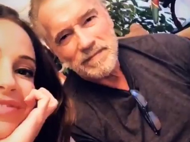 Vajna Tímea Arnold Schwarzeneggerrel összebújva ünnepelte Andy Vajna szülinapját