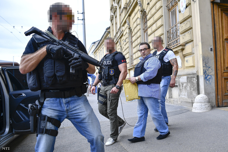 Kisbandit elvezetik az ellene és társai ellen indított büntetőper ítélethirdetése után a Debreceni Törvényszék épületéből 2017. július 7-én.