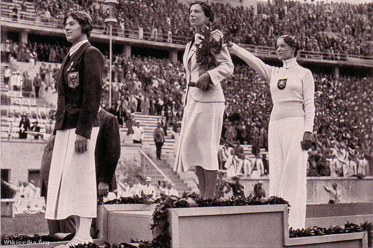 1936-os berlini olimpia női tőr eredményhirdetése, náci karlendítést bemutató hölgy Helene Mayer, a dobogó tetején Elek Ilona.