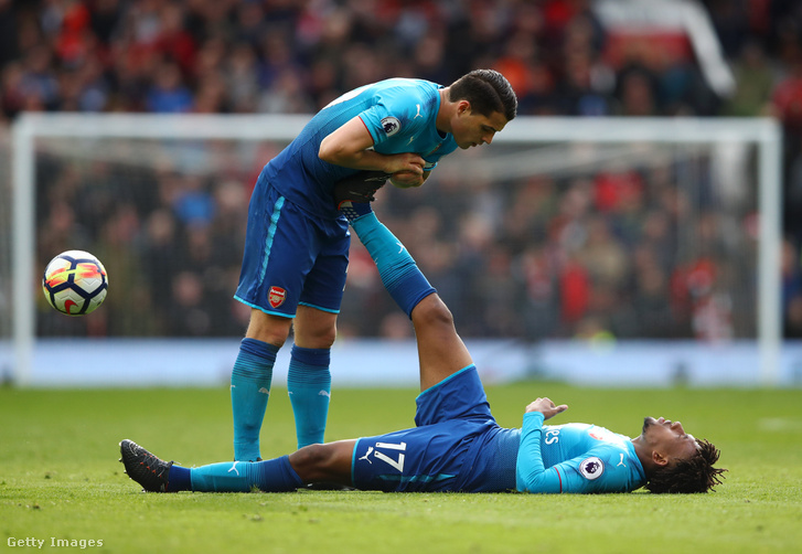Granit Xhaka segít a sérült Alex Iwobinak (Arsenal) a Manchester United elleni meccsen, 2018 áprilisában