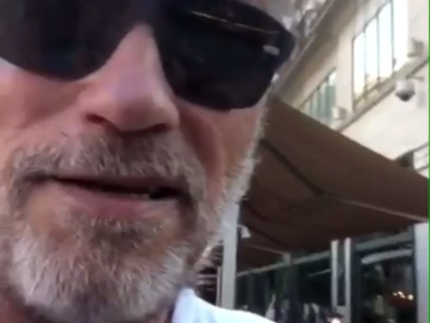 Arnold Schwarzenegger egy budapesti étterem teraszán élvezte a szép muzsikaszót