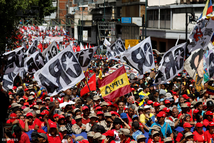 A Nicolás Maduro venezuelai államfőt támogató menet résztvevői Caracasban 2018. augusztus 6-án, két nappal a Maduro elleni dróntámadás után. A támadásban az elnök és az ország felső vezetésének tagjai sértetlenek maradtak.