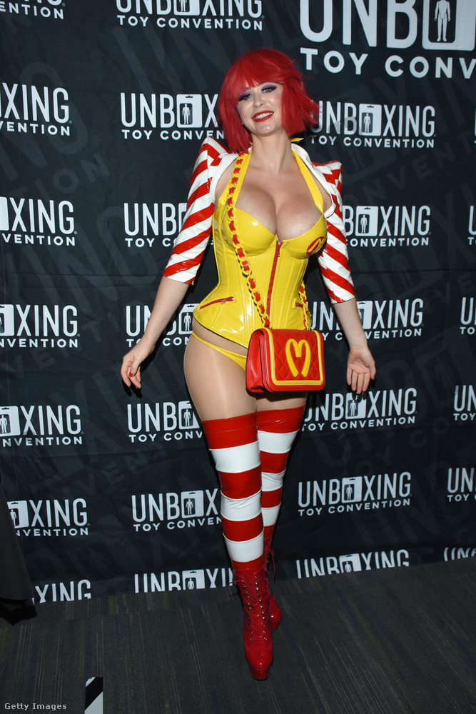 Ez pedig Emily Addison, Ronald McDonaldnak öltözve