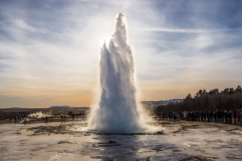 A gejzír elnevezés az izlandi gjósa szóból ered, melynek jelentése: kitörni. A szökőkútszerűen forró vizet és vízgőzt kilövellő természeti jelenségek Izlandon kifejezetten gyakoriak.