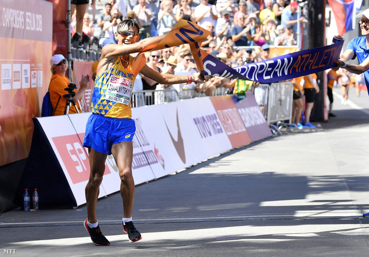 Az ukrán Marjan Zakalnyickij megnyeri a férfiak 50 km-es gyaloglásának versenyét a berlini atlétikai Európa-bajnokságon