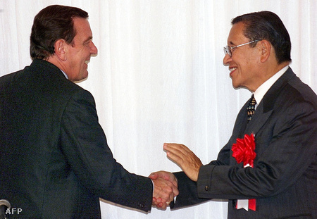 Gerhardt Schröder és Ohga Norio kézfogása egy 1999-es találkozón