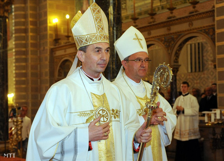 Udvardy György püspök, a Pécsi Egyházmegye új vezetője és a püspökséget az elmúlt hónapokban apostoli kormányzóként irányító Veres András szombathelyi püspök