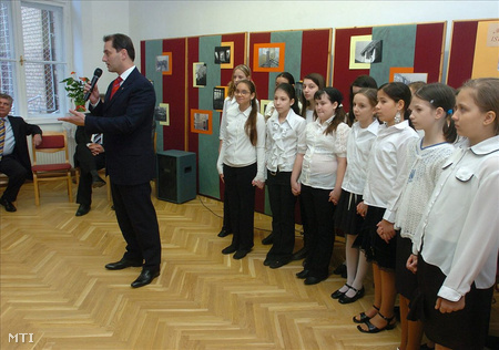 2007. február 14. Hunvald György, a VII. kerület polgármestere megnyító beszédet tart, amikor átadták a felújított Janikovszky Éva Művészeti Általános Iskolát
