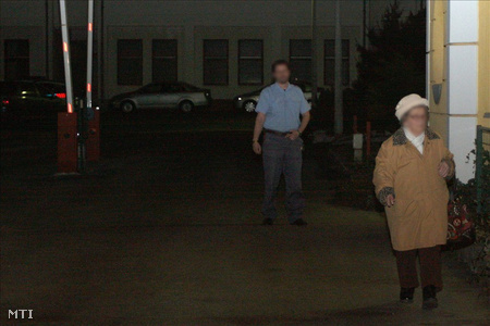 A Repülős Gizi néven elhíresült K. Sándorné elhagyja a Fejér Megyei Rendőr-főkapitányság fogdáját 2011. február 8-án este