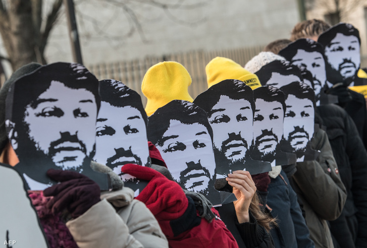 Taner Kilic maszkos aktivisták a berlini Török Nagykövetség előtt 2018. február 7-én.