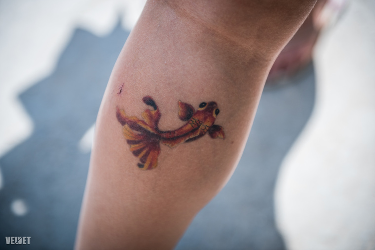 Íme egy apró hal egy izraeli lány lábán, aki ezzel azt üzeni a világnak, hogy ő egy hableány.