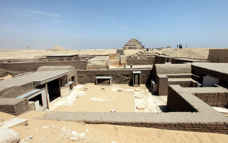 Az Újbirodalom temetőjének újonnan helyreállított részlete látható Szakkarában. A Kairótól délre fekvő szakkarai nekropoliszban hat újabb ókori sírt nyitottak meg a látogatók előtt, köztük van Tutanhamon fáraó kincstárnokának, Majának és hadvezérének Horemhebnek, a későbbi fáraónak a sírja is.