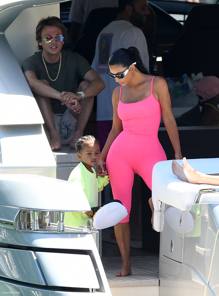 Kim Kardashian Miami partjainál jachtozgatott egyet a héten, ehhez az elfoglaltsághoz pedig a kiegészítői a gyerekei voltak és ez a szemkifolyató színű Chanel ruha.