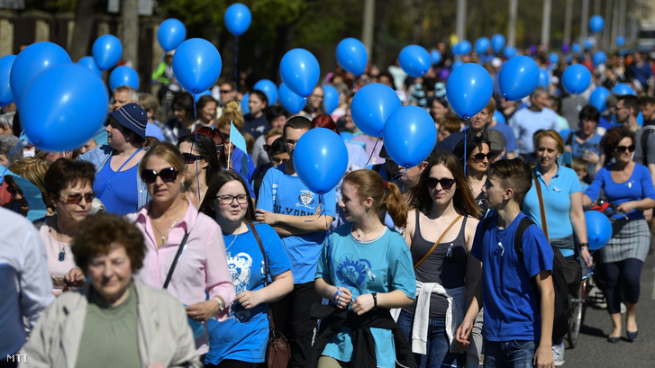 Debreceni Kék séta az autizmus világnapján 2017. április 2-án.