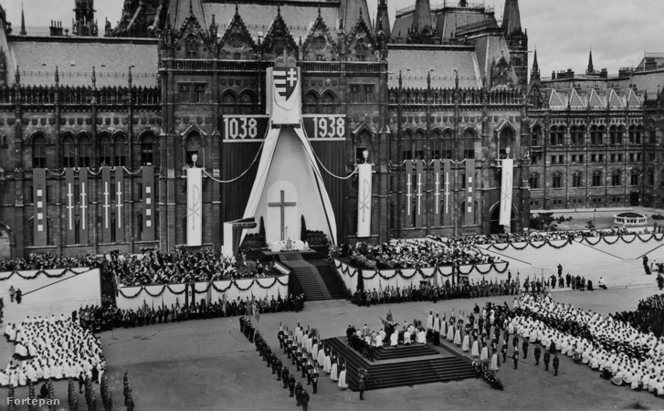 80 Ã©ve, 1938. mÃ¡jus 30-Ã¡n a Szent IstvÃ¡n emlÃ©kÃ©v megnyitÃ³ Ã¼nnepsÃ©gÃ©n kerÃ¼lt ki a kereszt a Parlamentre