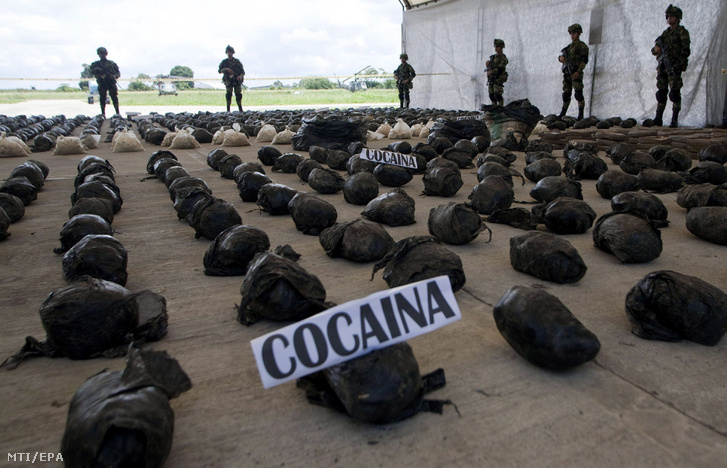 Kokaint tartalmazó csomagokat õriznek kolumbiai katonák