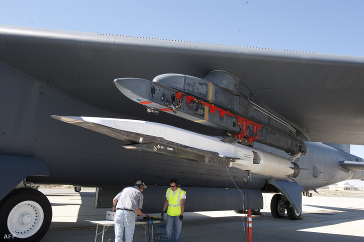 Az X-51A repülőgép egy B–52 bombázóra függesztve