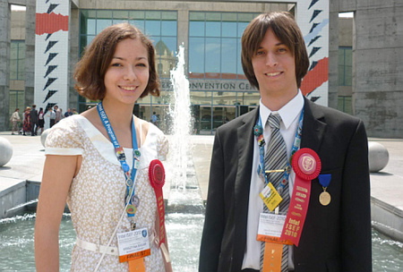Sugár Krisztina és Simon Dávid a 2010-es Nemzetközi Tudományos és Innovációs Versenyen értek el második helyezést.