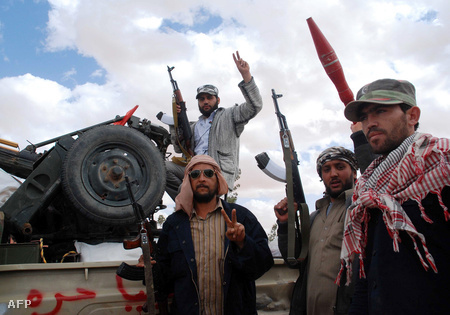 Felkelők és fegyvereik Nálút közelében, Kadhafi erőinek támadása előtt