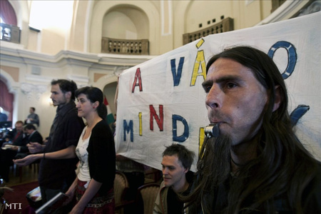 Civilek transzparenst tartanak a városháza ülésteremben (fotók: Szigetváry Zsolt)