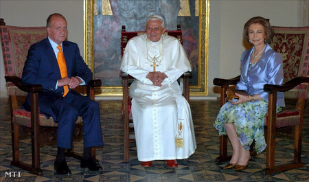 I. János Károly spanyol király és felesége, Zsófia királyné fogadja XVI. Benedek pápát