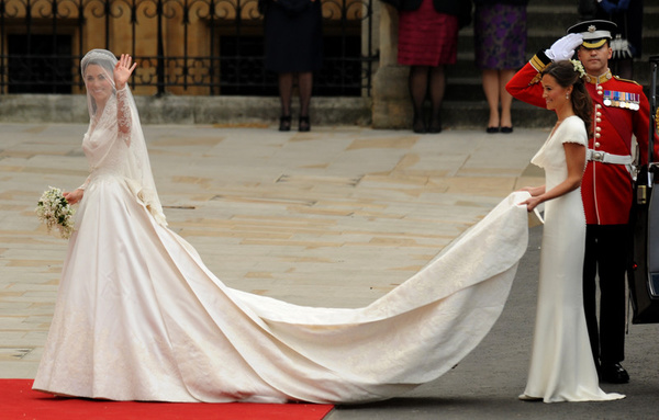 Sarah Burton, az Alexander McQueen egyik tervezőjének ruhája volt a nyerő (Fotó: AFP - Ben Stansall)