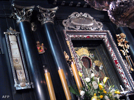 A fehér öv közvetlenül a Fekete Madonna ikon, Európa egyik legismertebb Szűz Mária ábrázolása mellett látható