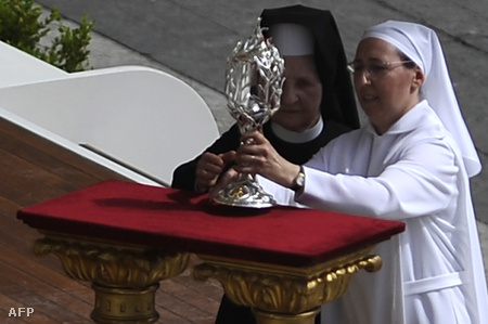 Tobiana nővér (j), a néhai II. János Pál egykori házvezetőnője elhelyezi a 2005-ben elhunyt pápa vérét tartalmazó ereklyét az oltáron a vatikáni Szent Péter-bazilika előtt tartott boldoggá avatási szertartáson