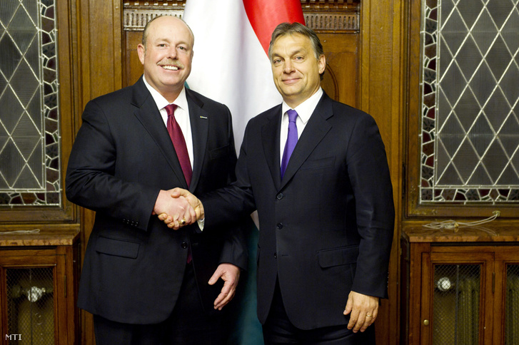 Orbán Viktor miniszterelnök (j) fogadja Kevin Turnert a Microsoft alelnökét a Parlamentben 2012. november 7-én.