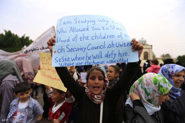 Jemeni gyerekek tiltakoznak a szaúdi légicsapások ellen, 2018. augusztus 12-én.