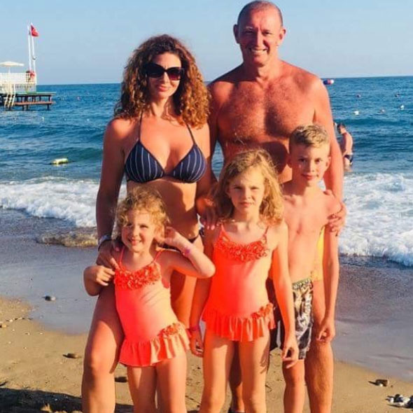 Győrfi Pál Instagram-oldalán megmutatta, mennyire bombázó a felesége bikiniben. Adrienn három gyerek után is remek formában van.
