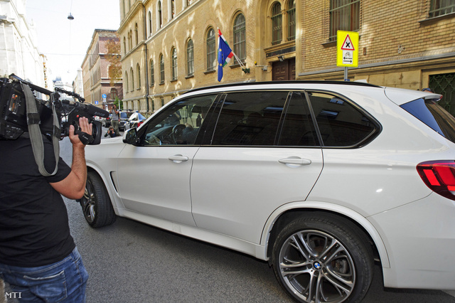 Személyautóval viszik Eva Rezesovát, aki börtönbüntetésének kétharmadát letöltve hat év után elhagyta a Nagy Ignác utcai fővárosi büntetés-végrehajtási intézetet 2018. augusztus 28-án. A szlovák nõ 2012. augusztus 21-én hajnalban az M3-as autópályán X5-ös BMW-jével ittasan mintegy 165 kilométeres óránkénti sebességgel hátulról belerohant egy személyautóba amelyben emiatt négyen életüket vesztették.