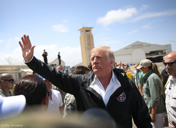 Donald Trump a hurrikán után Puerto Rico-ba érkezik.