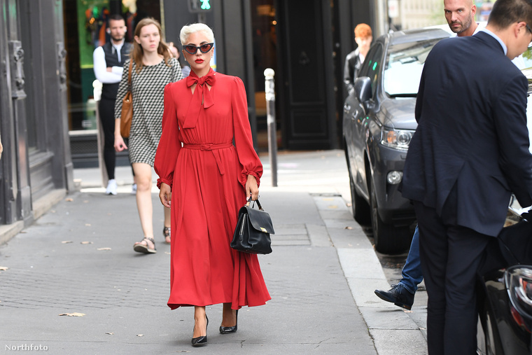 Lady Gaga ezt a hetet Párizsban kezdte, ahol hétfőn ebben a roppant nőies és az énekesnő szokásos ízléséhez képest meglepően visszafogott(nak tűnő) ruhában ment ebédelni.
